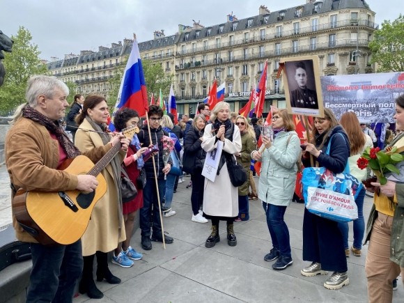 В Париже  состоялось шествие  Бессмертного полка