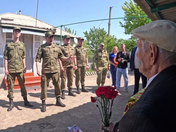 Военные в зоне СВО поздравили ветеранов с Днем Победы