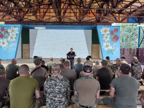 Артист в камуфляже: Руслан Банковский о поддержке военных